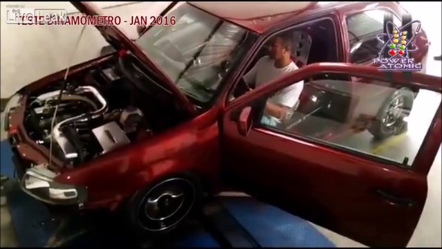 Ce débile pousse le moteur de sa voiture bien trop fort et boum!!!!