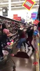 Deux mères se battent pour la dernière boite de Lego dans un supermarché