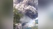 Les images de l'éruption spectaculaire d'un autre volcan en Indonésie
