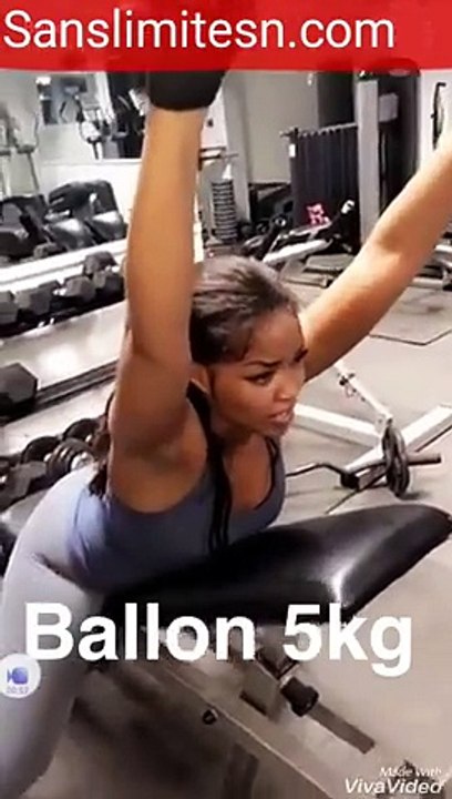 Belle à la salle de musculation avec sa tenue provocante