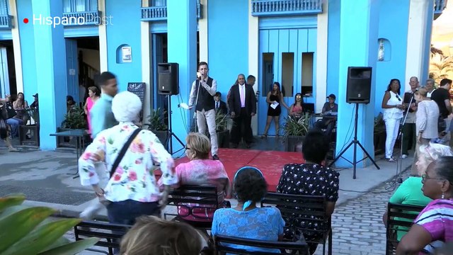 Peluqueros cubanos celebran su día con corte simultáneo en calle de La Habana