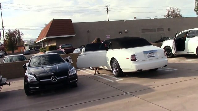 Khloe Kardashian Flaunts Curves In Skin-Tight Leather Skirt [2014]