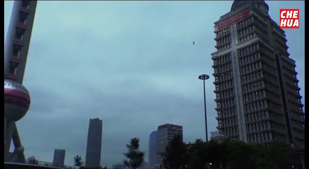 中国城市上空惊现神秘渡劫人同时被几道闪电劈中