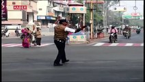 Michael Jackson dansı yaparak trafiği kontrol ediyor
