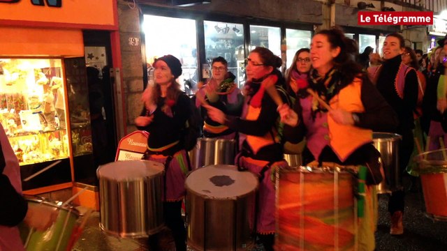 Quimper. Échappées de Noël : la Batucada Kakofolie met le feu