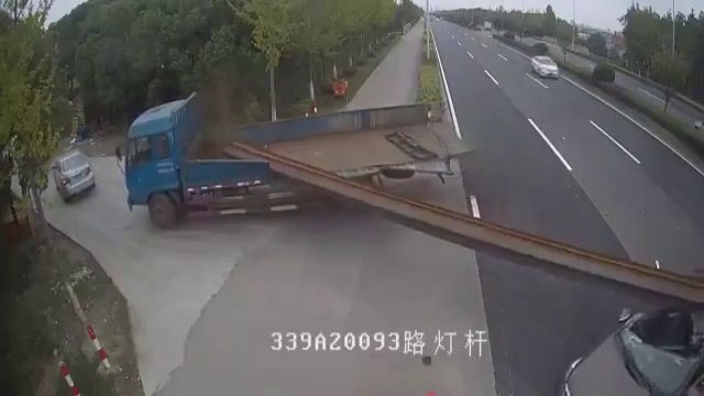 Cette voiture vient s'empaler sur une barre métallique transportée par un camion... Dramatique