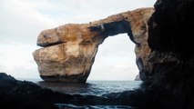 Ce taré plonge d'une falaise et emporte avec lui un enorme rocher... Dangereux!