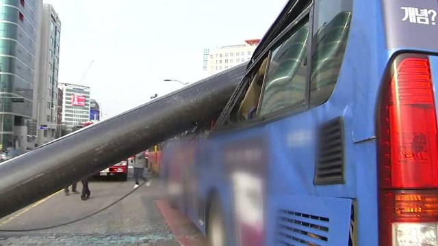 버스 덮친 크레인 '날벼락'...1명 사망·15명 부상 / YTN