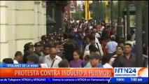 Miles de personas se manifiestan en las calles de Lima contra el indulto al expresidente peruano Alberto Fujimori