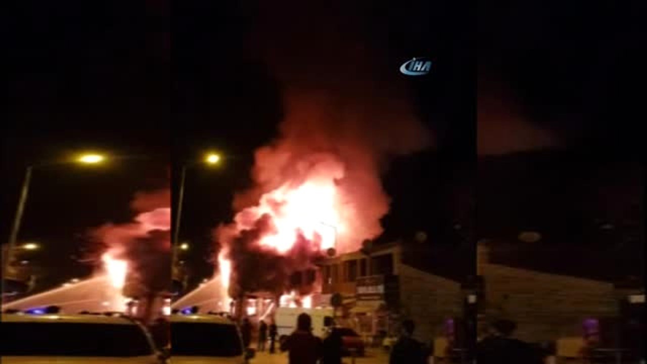 Bursa'da 2 Katlı Tarihi Ahşap Bina Alev Alev Böyle Yandı