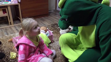 Играем в доктора с УКОЛАМИ! Д