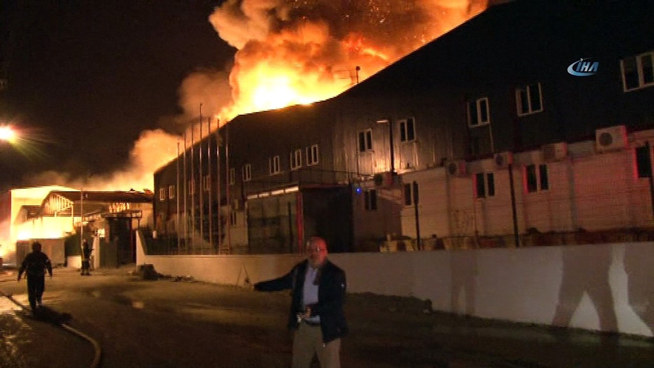 Kocaeli'de fabrika yangını... 3 fabrika alev al...