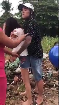 Thanh niên 9x ôm chầm lấy người tình khi bị mẹ vợ và vợ đánh ghen giữa đường