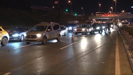 Bariyerlere Çarpıp Yan Yatan Kamyonet, Metrobüs Seferlerini Engelledi