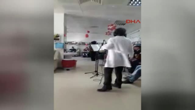 İzmir-Kemoterapi Servisinde Doktor Kerimoğlu Zeybeği Oynadı