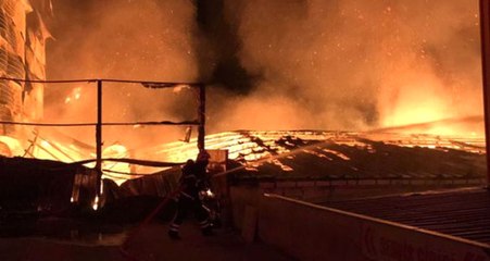 Kocaeli'de Dehşet! Kağıt Deposu Alev Alev Yandı, Vatandaşlar Çaresizce İzledi