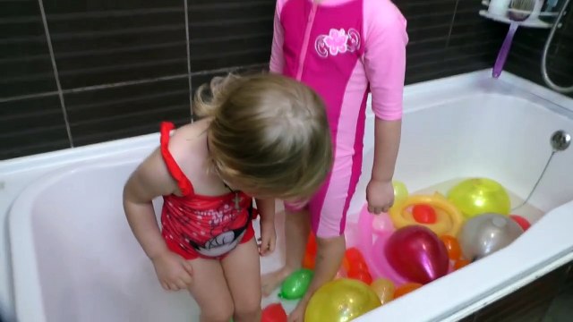 Челлендж. ЛОПАЕМ ШАРИКИ с Водой .Лопаем Разноцветные �