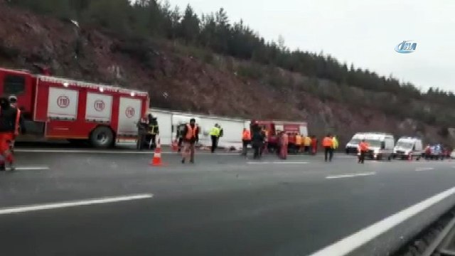 Ankara-İstanbul otobanında otobüs devrildi: 2 ölü, 20 yaralı