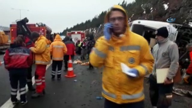 Ankara-İstanbul otobanında otobüs devrildi: 2 ölü, 20 yaralı