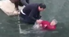 Buz Tabakası Çatlayınca Donmuş Nehre Düştü, Kahraman Adam Elleriyle Buzu Kırıp Kadını Kurtardı