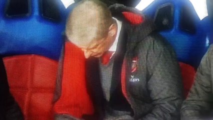 Arsene Wenger having problems with the zipper vs Crystal Palace!
