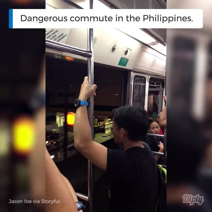 Ce train roule avec les portes grandes ouvertes et les passagers ne bronchent pas!