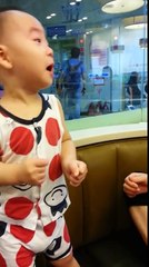 La réaction épique de ce petit garçon qui boit du Coca-Cola pour la première fois