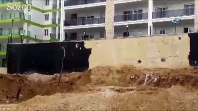 Kuşadası’nda bir sitenin istinat duvarı çöktü