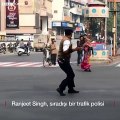 Dans ederek sürücüleri hipnotize eden sıra dışı trafik polisi