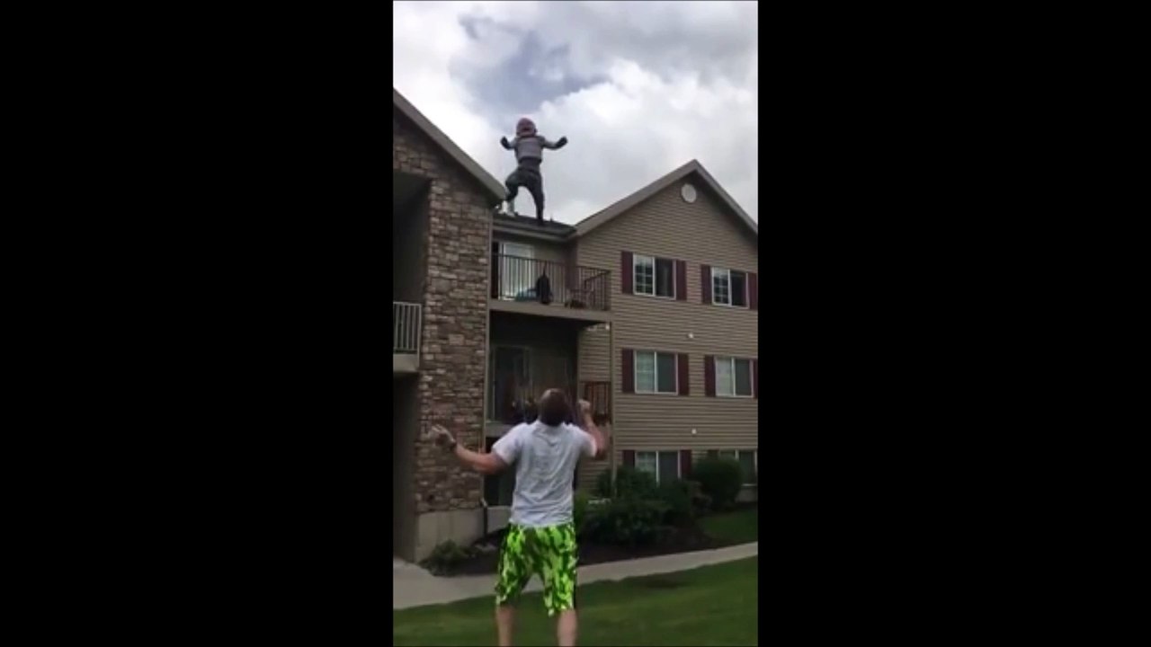 La hauteur à laquelle ce père envoi son bébé va donner des sueurs froides à tous les parents