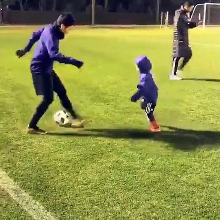 Le footballeur Shinji Kagawa met une série de petits-ponts à un enfant et le fait pleurer
