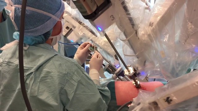 A l'Hôpital Necker, un robot chirurgien opère avec précision