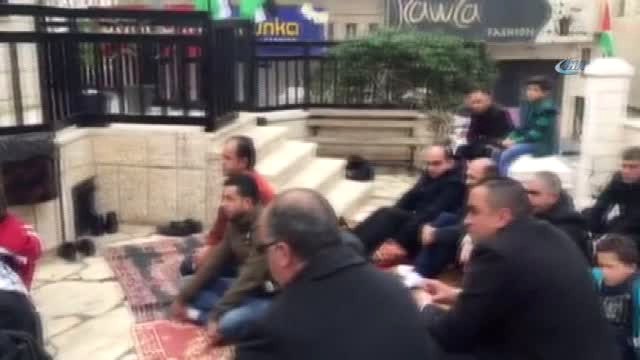 El Halil Halkı İsrail'i Protesto Etmek İçin Cuma Namazını Sokakta Kıldı