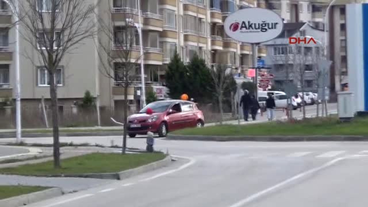 Bursa Boşanınca Otomobiline 'Mutluyum' Yazdırıp, Mangal Partisi Düzenledi