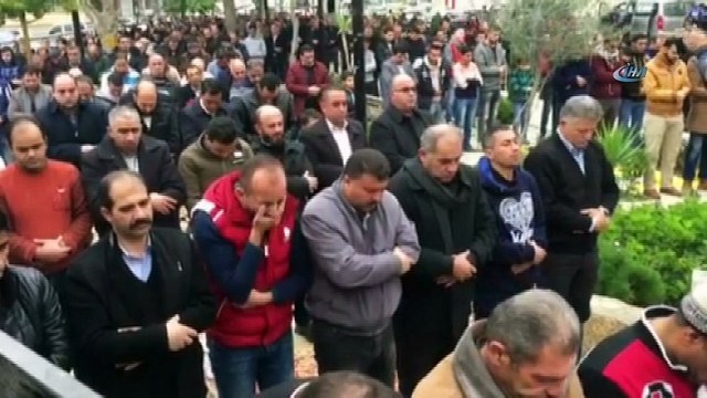 El Halil Halkı İsrail'i Protesto Etmek İçin Cuma Namazını Sokakta Kıldı