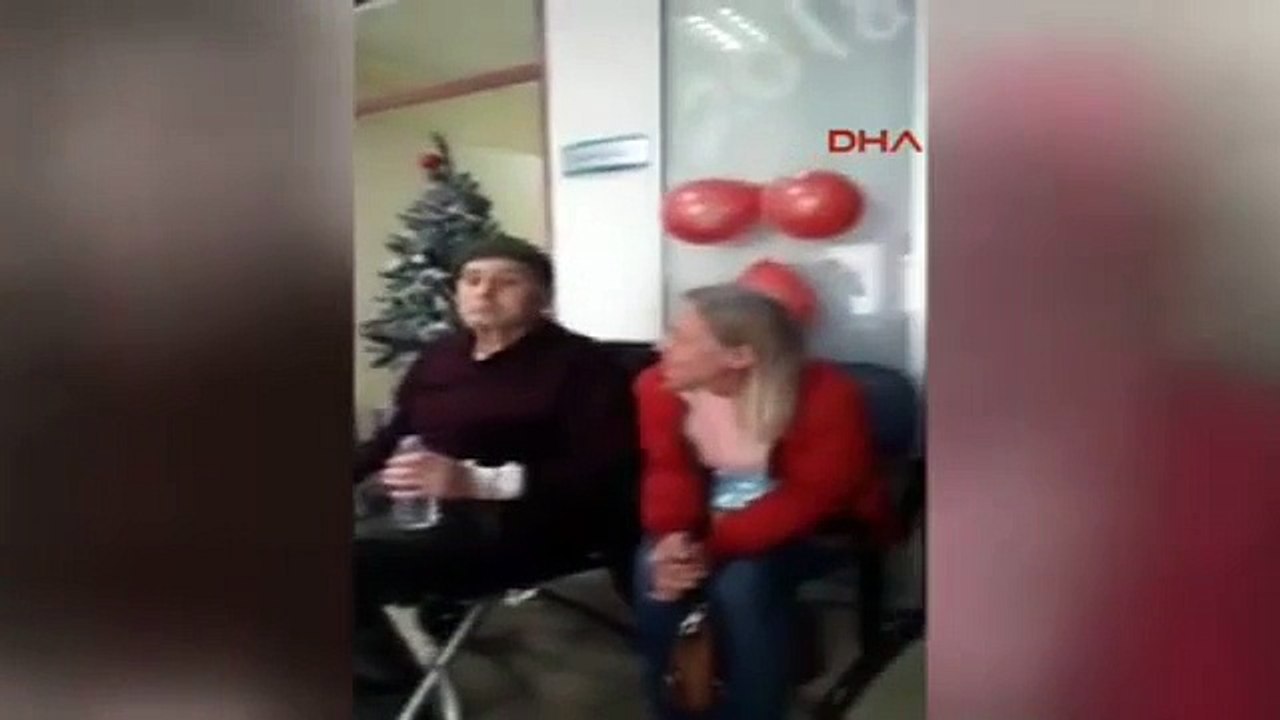 Kemoterapi Gören Hastalarına Şarkı Söyleyip Zeybek Oynayan Doktor
