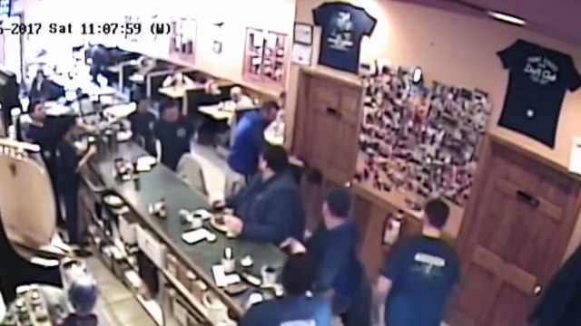 Un client sauve un policier en train de s’étouffer... Héro du jour