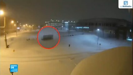 تساقط الثلج يعوق المواطنين من ممارسة حياتهم في بنسلفانيا