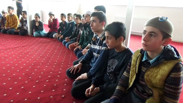 Hakkari polisinden öğrencilere giyim yardımı