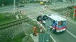 Une ambulance bloquée sur une voie ferrée entre 2 barrières d'un passage à niveau !