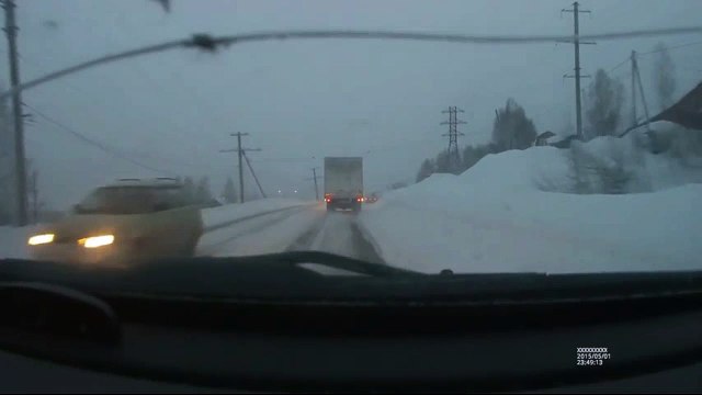 Les passagers de ce car éjectés sur la route lors d'un choc avec un camion sur une route enneigée !