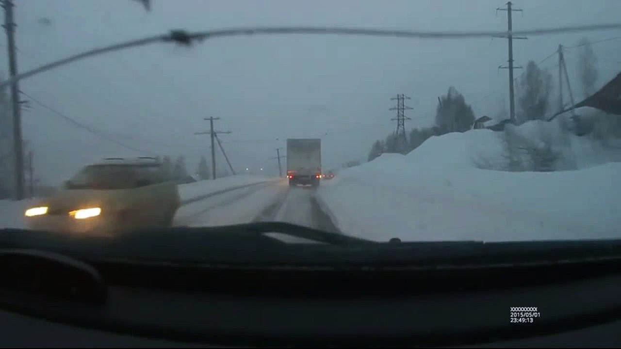 Les passagers de ce car éjectés sur la route lors d'un choc avec un camion sur une route enneigée !