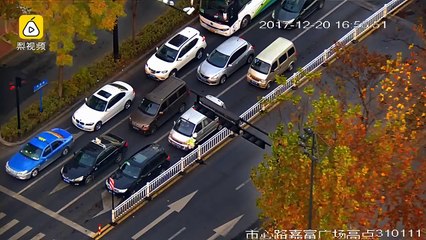 Pour échapper à la police il saute dans le fleuve de la route !
