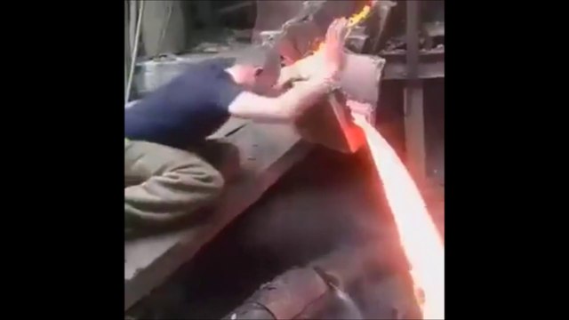 Ce gars trempe sa main dans du metal en fusion... Même pas mal