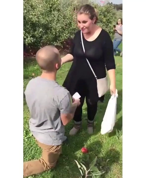 Il fait sa demande en mariage mais sa copine ne le prend pas au serieux... Tellement drole