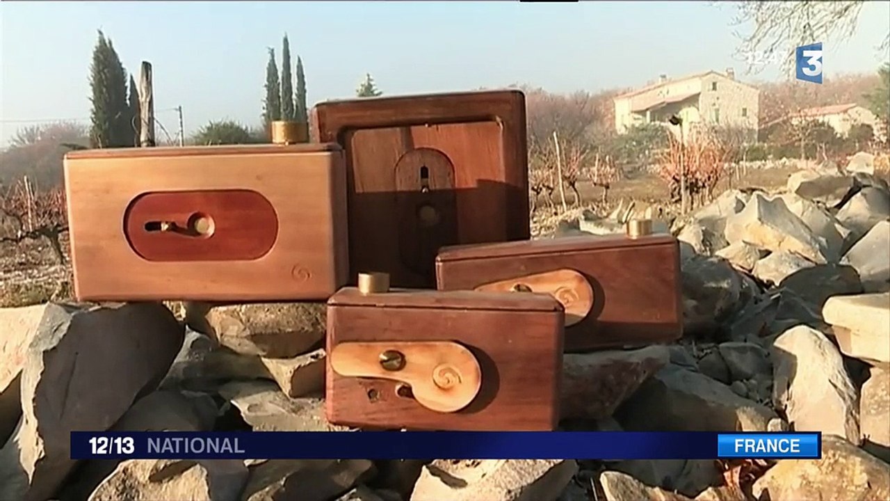 Ardèche : un photographe fabrique des appareils argentiques en bois