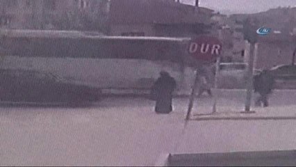 Minibüsün Çarptığı Eşinin Ayakucunda Dakikalarca Ağladı... Kaza Anı Kamerada