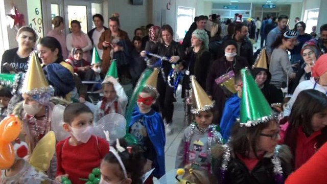 Lösemili çocuklardan horonlu yılbaşı kutlaması