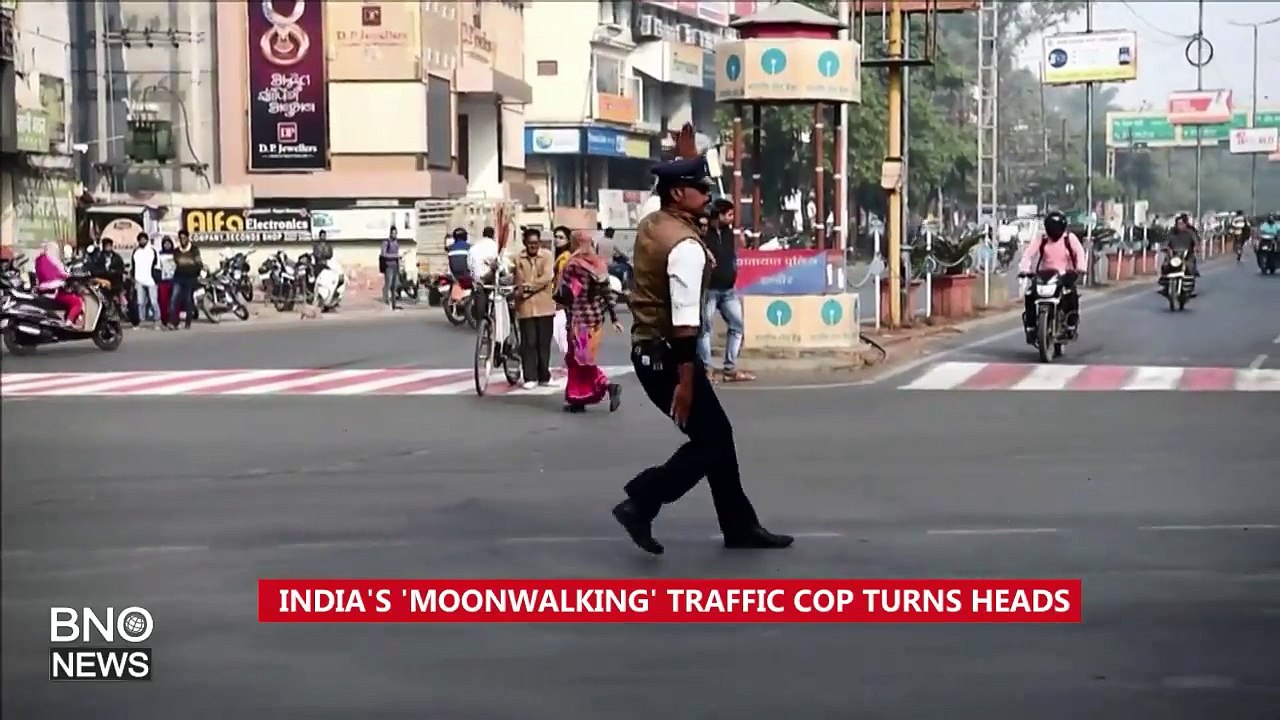 Un policier Indien fait la circulation en faisant du moonwalk