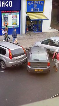 Une femme emboutit deux voitures pour se garer, puis s'en va discrètement